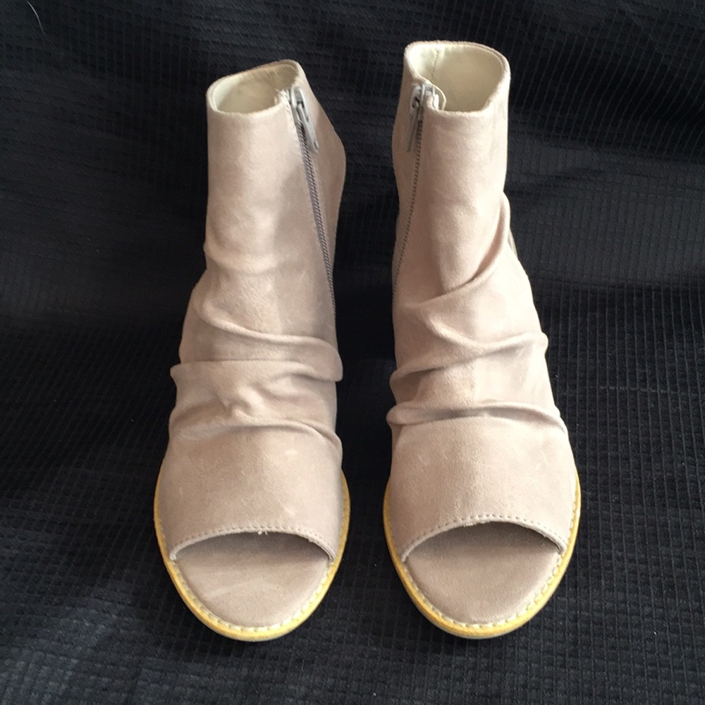 NWT/NIB White Mountain Deering Lt Taupe Sandals - Picture 2 of 8